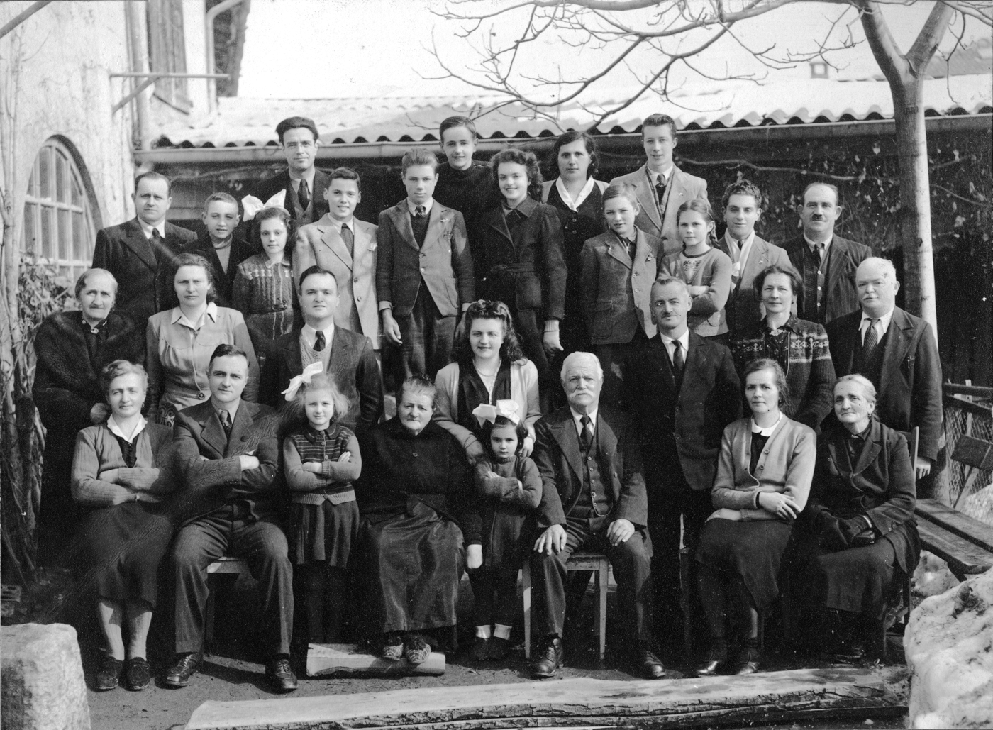Elena Ghielmini 1942, La famiglia Ghielmini davanti alla loro casa in via Ponte Tresa a Sorengo.Elena è la bambina al centro con il fiocco., Photo © Elena Ghielmini