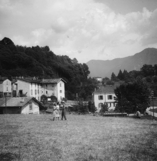 Silvana Pagnamenta 1940, Sorengo, vista del quartiere Cortivalla, si intravede il vecchio magazzino comunale dove ora sorge la ditta Terrani Carni., Famiglia Pagnamenta